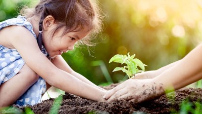 Criança feliz com sustentabilidade proporcionada pela Rede de gás