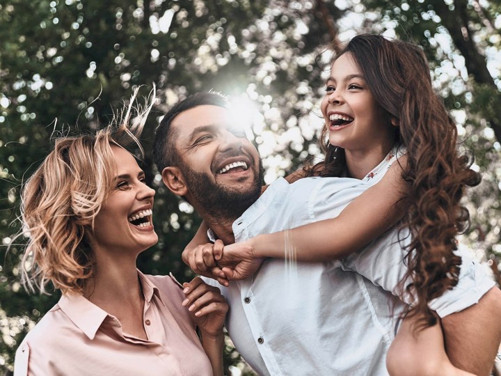 Família feliz com o futuro sustentável de utilizar rede de gás em casa